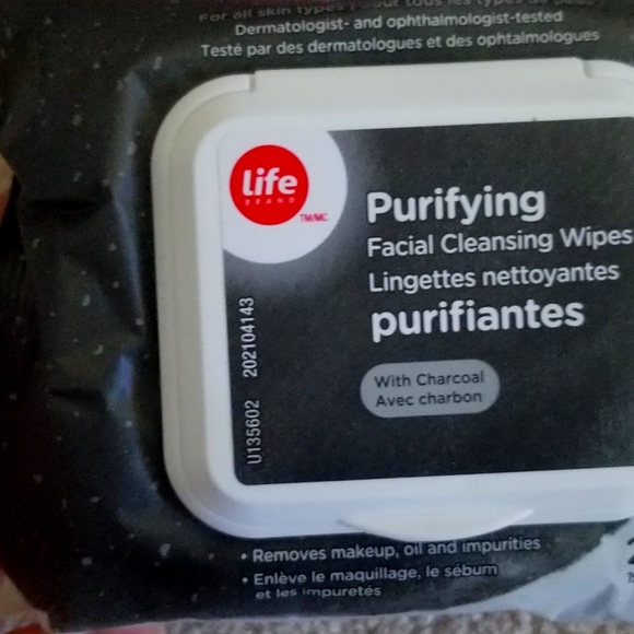 *FREE* Purifying Charcoal Makeup Remover Wipes - Picture 1 of 2